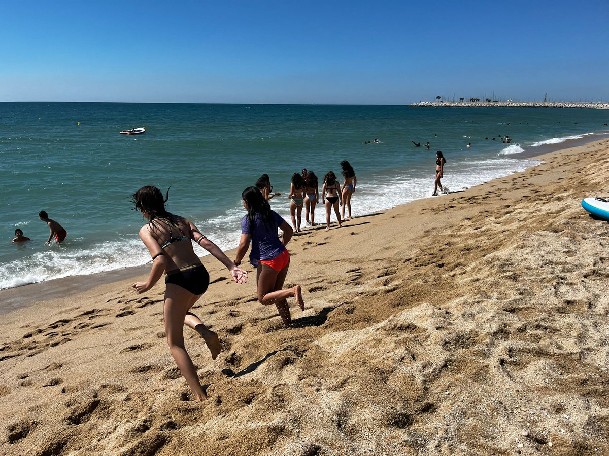 InsThos's tweet photo. El divendres 21 de juny vam celebrar un comiat de curs ben passat per aigua! 😄🌊Els alumnes de 1r de l'ESO van participar en un munt d'activitats aquàtiques i jocs a la sorra. 🏊♂️🏐Us desitgem unes merescudes vacances! 🌞👙 #finaldecurs #thosicodina #1eso #comiats #ESO #sortides https://t.co/Q2NfjIWG9y
