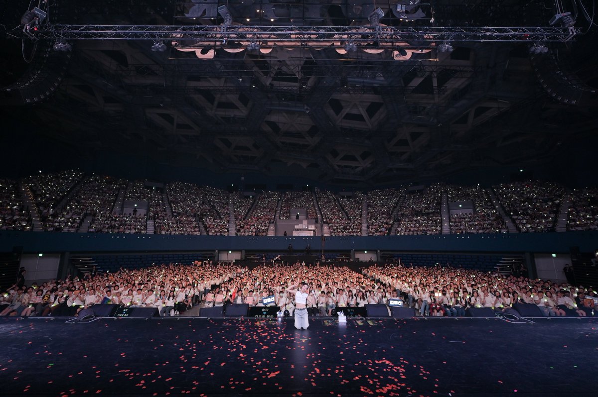 chillin_taiwan's tweet photo. 【Solar 2nd CONCERT [COLOURS] IN KAOHSIUNG】大合照
​
全場白木木 🤍🤍🤍
謝謝頌樂金容仙把高流變夜店變百老匯變 MOOKEA
誰家已經準備好要給老婆 long stay 了 😍
希望這次也有讓木木玩得開心
其他活動照片請再稍北一下
謝～～～謝⋯⋯ 🧡
​
高畫質下載 https://t.co/ypcocpw6OP https://t.co/iEnCEqfTSa