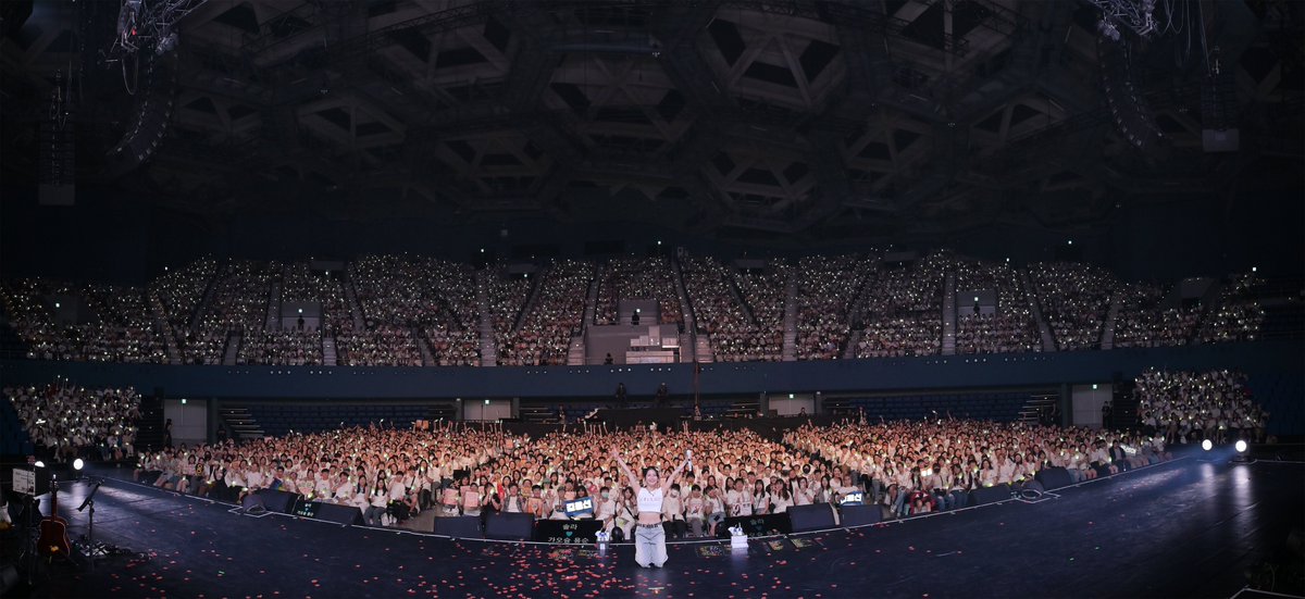 chillin_taiwan's tweet photo. 【Solar 2nd CONCERT [COLOURS] IN KAOHSIUNG】大合照
​
全場白木木 🤍🤍🤍
謝謝頌樂金容仙把高流變夜店變百老匯變 MOOKEA
誰家已經準備好要給老婆 long stay 了 😍
希望這次也有讓木木玩得開心
其他活動照片請再稍北一下
謝～～～謝⋯⋯ 🧡
​
高畫質下載 https://t.co/ypcocpw6OP https://t.co/iEnCEqfTSa