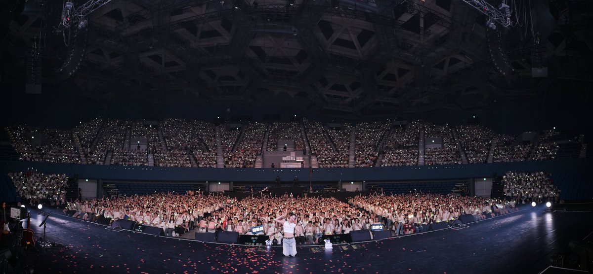 chillin_taiwan's tweet photo. 【Solar 2nd CONCERT [COLOURS] IN KAOHSIUNG】大合照
​
全場白木木 🤍🤍🤍
謝謝頌樂金容仙把高流變夜店變百老匯變 MOOKEA
誰家已經準備好要給老婆 long stay 了 😍
希望這次也有讓木木玩得開心
其他活動照片請再稍北一下
謝～～～謝⋯⋯ 🧡
​
高畫質下載 https://t.co/ypcocpw6OP https://t.co/iEnCEqfTSa