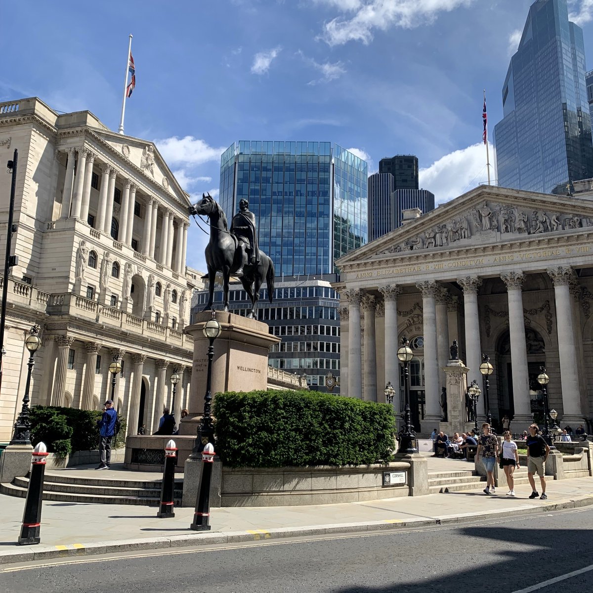 Travelling back in time. 💫 Bank Junction featuring John Soane's Bank of England, and Herbert Baker's Bank of England. The Royal Exchange, on the other hand, hasn't changed one bit. 😍 <a href="/REXshopper/">The Royal Exchange</a>