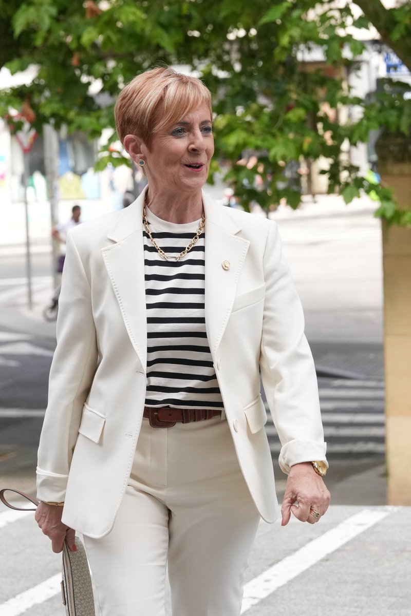 arantxa_tapia's tweet photo. 🖋️ Etapa garrantzitsu baten amaiera iritsi da eta ohore bat izan da 12 urtez Eusko Jaurlaritzako Sailburu lanetan aritzea.

Herritarrekin, enpresekin eta eragile ezberdinekin eguneroko eginkizunetan nire onena ematen saiatu naiz herri honek merezi duen etorkizun hobea izan dezan. https://t.co/n6fJKBaUWd