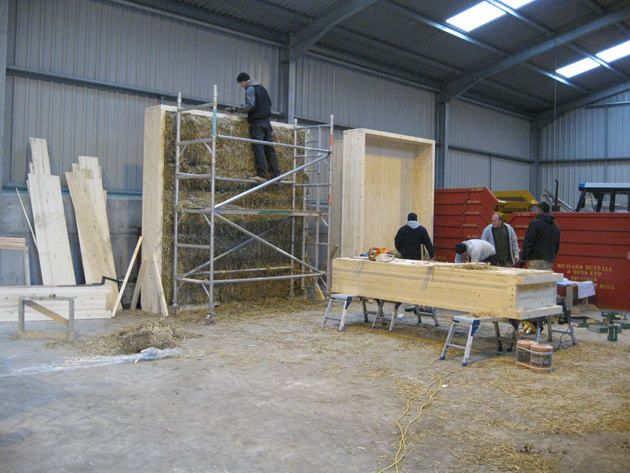 retokommerling's tweet image. Materiales tradicionales.
La paja, con excelentes propiedades aislantes, se emplea en construcciones unifamiliares y paneles industrializados. Ejemplos incluyen la Escuela Waterfoot en Reino Unido.

hubs.la/Q02ywwG00

#ConstrucciónEficiente