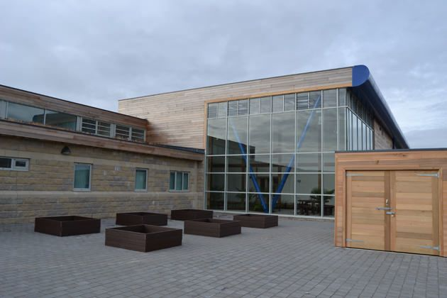 retokommerling's tweet image. Materiales tradicionales.
La paja, con excelentes propiedades aislantes, se emplea en construcciones unifamiliares y paneles industrializados. Ejemplos incluyen la Escuela Waterfoot en Reino Unido.

hubs.la/Q02ywwG00

#ConstrucciónEficiente