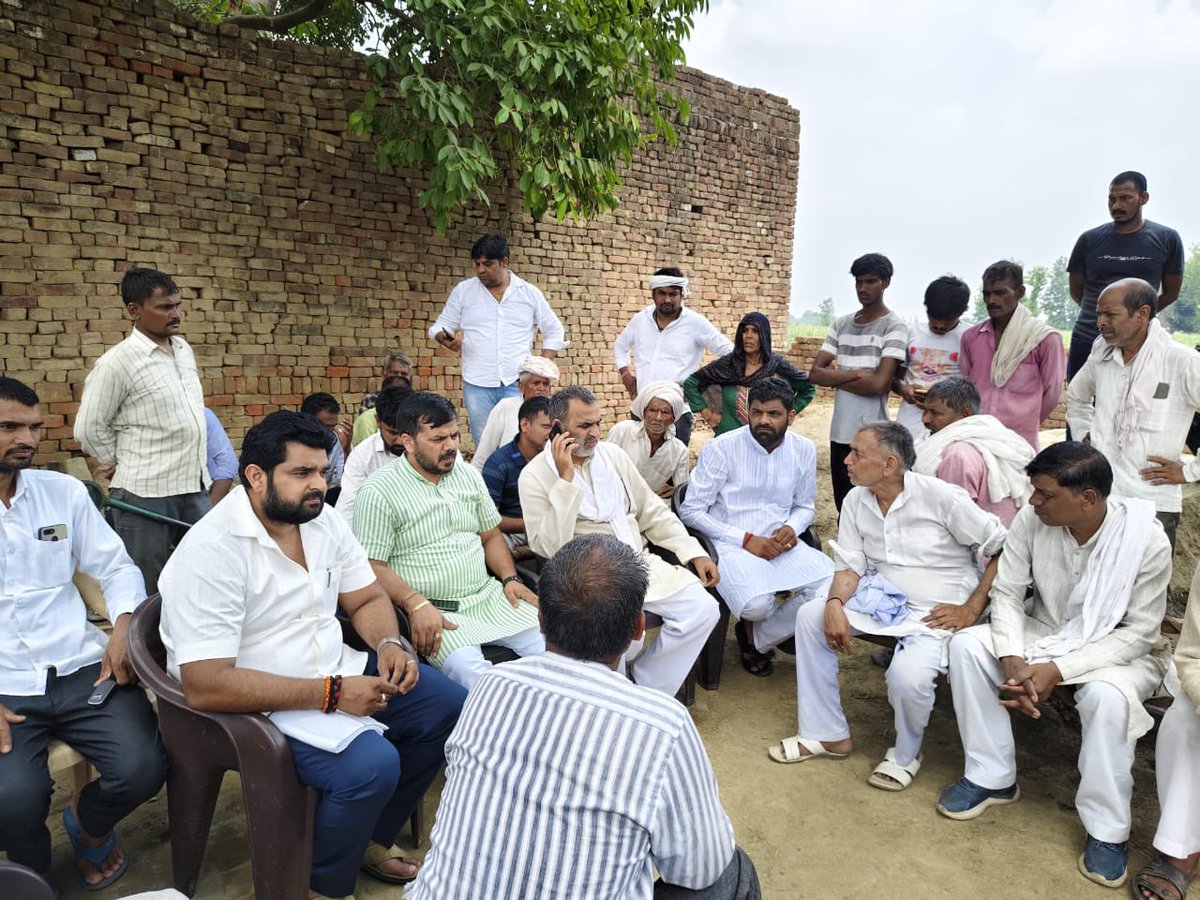 drsanjeevbalyan's tweet photo. आज बुढ़ाना विधानसभा के खेड़ीगनी गांव में रामनिवास कश्यप जी की हत्या उपरांत उनके घर पहुंच कर परिवार जनों को सांत्वना दी व अपनी शोक संवेदना व्यक्त की तथा प्रशासन से परिवार को आर्थिक सहायता व दोषियों पर सख्त कार्यवाही करने को कहा https://t.co/vWOlrsGbYr