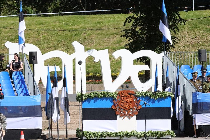 🎉 Happy Victory Day! Today, we commemorate #Estonia’s hard-won statehood achieved during the 🇪🇪 War of Independence (1918-1920).

A big thank you to all our friends and allies celebrating with us in the magnificent town of Narva! #StrongerTogether 💪