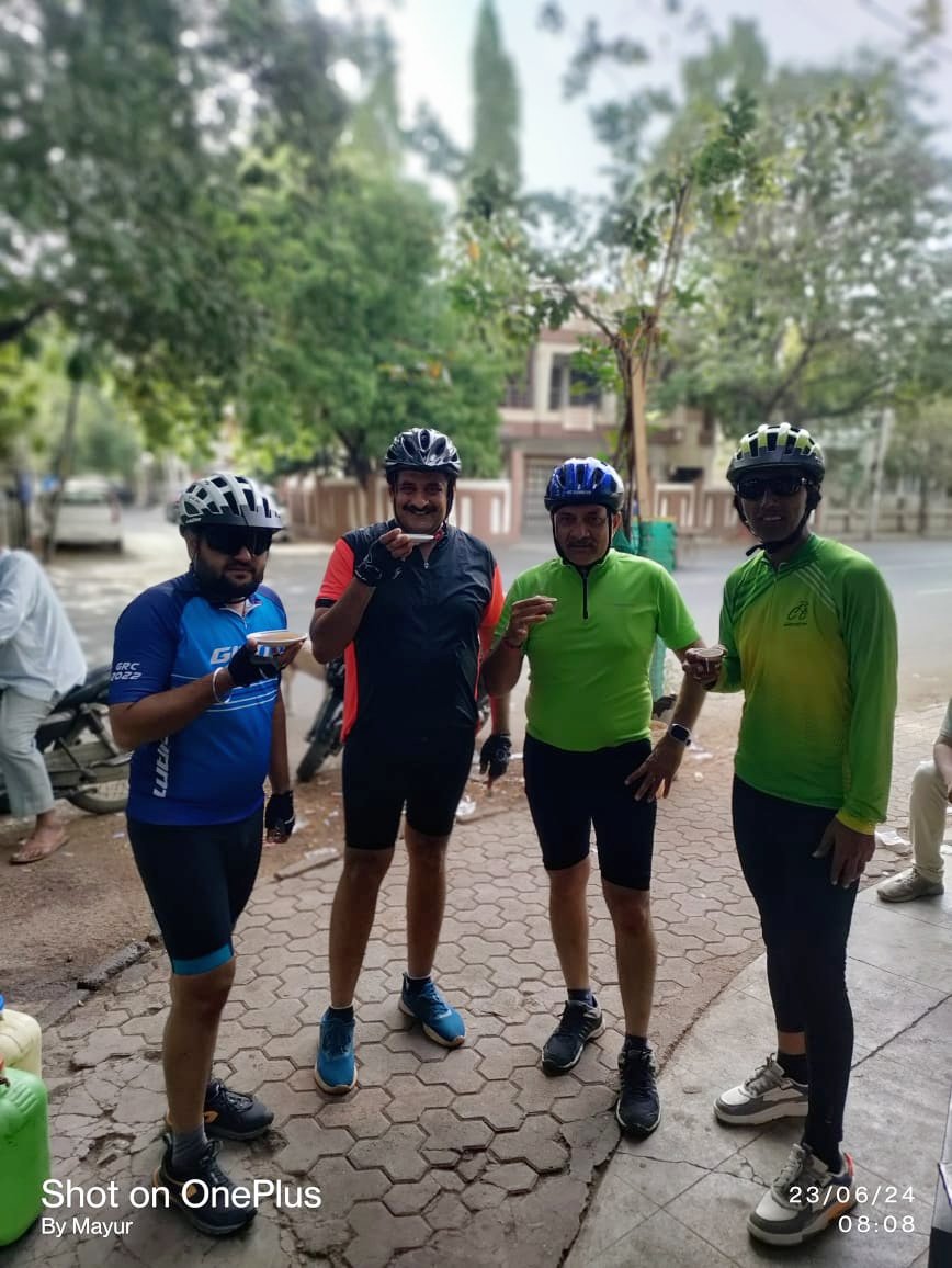 mananbhattnavy's tweet photo. I prefer to go desi, when it comes to sharing tea with my cycling buddies.#TeaTwitter #Cycle https://t.co/XC5Avdb3Pi