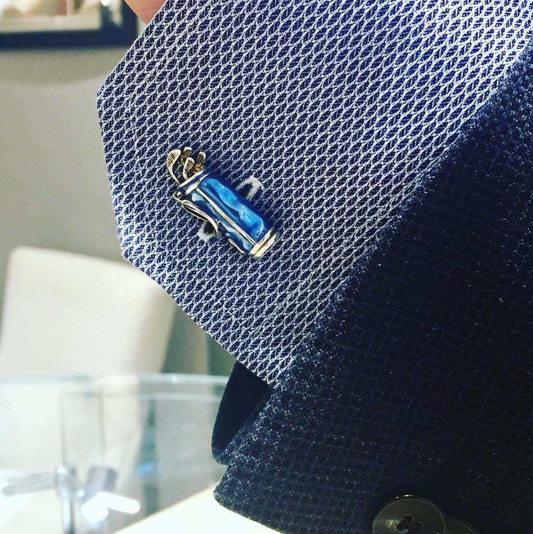 The weather has finally changed and it's time to indulge in the outdoors 🍃🌤

Elevate your game on and off the golf course with our stylish Sterling Silver Blue Golf Bag Cufflinks.