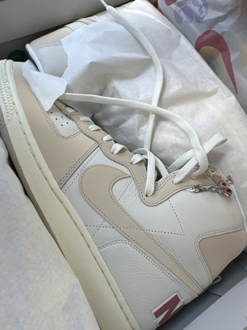 😍 picked up these #BeTrue @Nike .. I love that we celebrate PRIDE in October here in Vegas 🌵 🏳️&zwj;🌈 👟 https://t<a href="/tag/betrue"class="tags">#BeTrue</a><a class="tags" target="_blank" title="On Twitter" href="/?out=eyJ0eXAiOiJKV1QiLCJhbGciOiJIUzUxMiJ9.eyJpYXQiOjE3MjI1NTQ0MzgsImlzcyI6InR3cG9ybnN0YXJzLmNvbSIsIm5iZiI6MTcyMjU1NDQzOCwiZXhwIjoxNzU0MDkwNDM4LCJyZWRpcmVjdF91cmwiOiJodHRwczovL3R3aXR0ZXIuY29tL05pa2UifQ.5OpPi9z0MhB2RX5yFtbwP2KIg79g6MosXW5DL_KgZbEA2cu_a0len9XP0bDZ67ZFm4JQHp0m5KIuiebA-qobpw">@Nike</a>