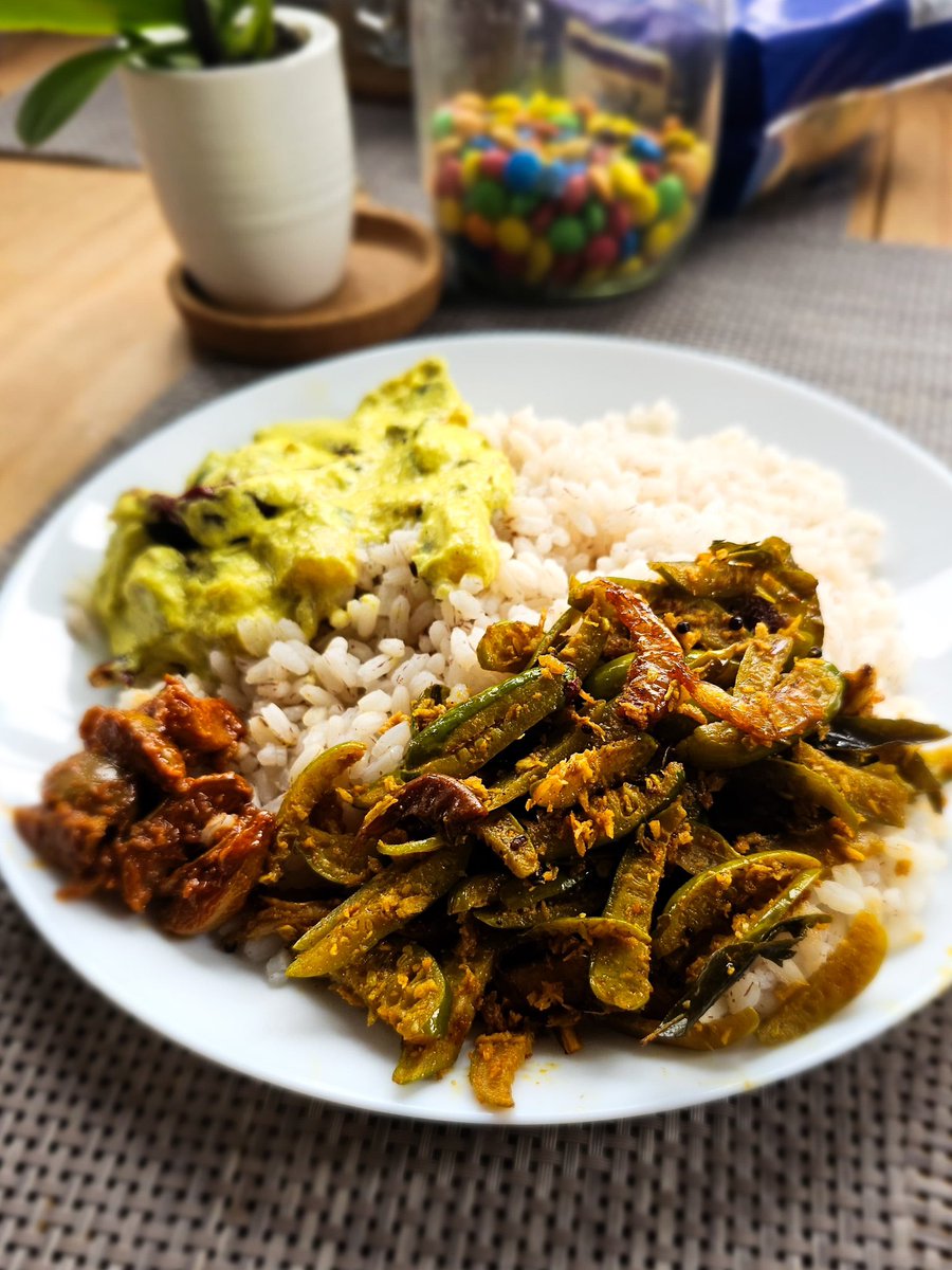 kimosiy's tweet image. Comfort food #homecooked  
മോര് കറി 
ചെമീനും കോവക്കയും 
അമ്പഴങ്ങ അച്ചാർ ❤️#chefkikidu