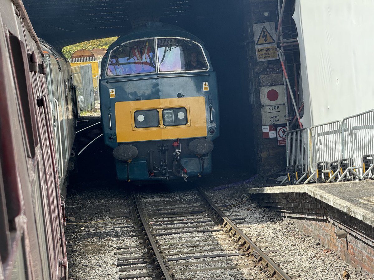 Percypotter49's tweet image. @ keighley D1015 running around our train ready for the 14:55 back to Oxenhope. #class52 #westernchampion #kwvr #diesalgala