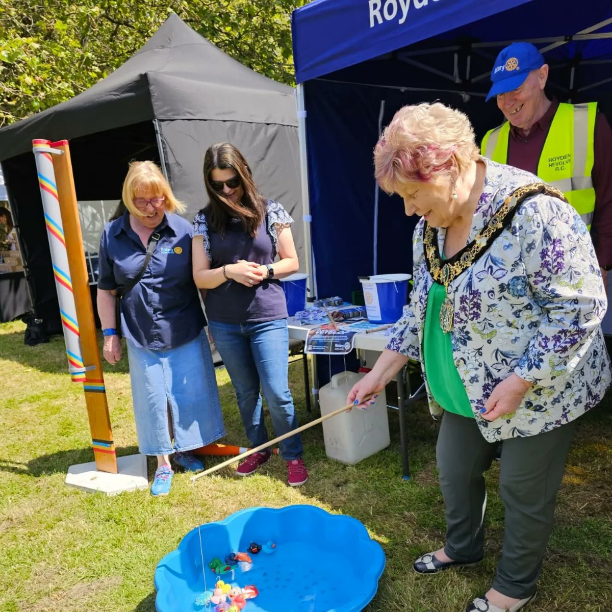 roydeɴ revolve roтαry clυв tweet media