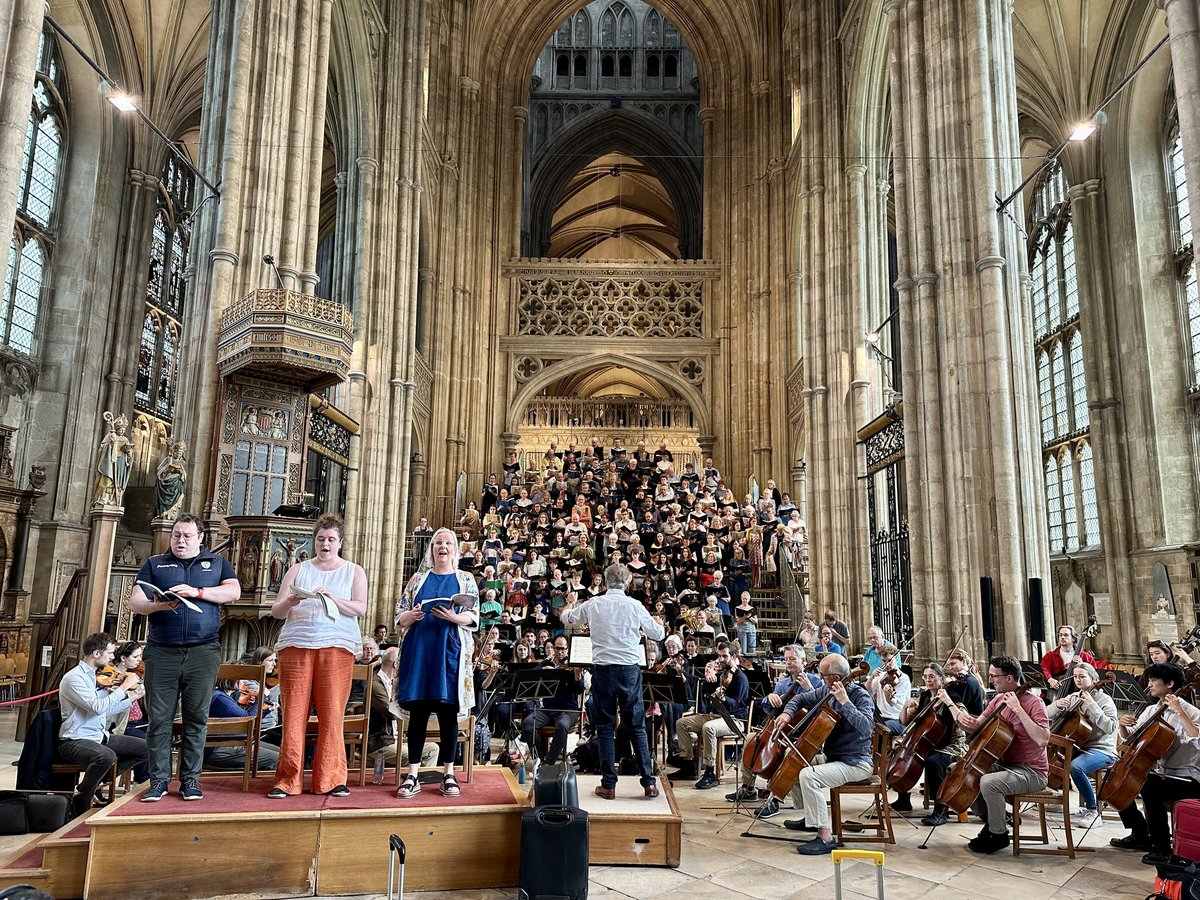 'Strawberries swimming in the cream, and schoolboys playing in the stream... chopcherry, chopcherry ripe within!'

...This morning's earworm after yesterday's rehearsal and concert! 

Huge thanks to everyone who came along.