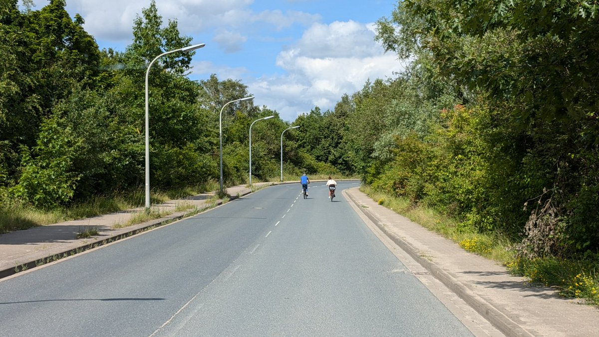 Backmack66's tweet photo. Für tausende Euro, gleich Links hinter dem Grünzug, hat die @Stadt_BS eine tollen Radweg bauen lassen. Und trotzdem Eiern die #Radfahrer die #Lindenbergallee immer noch rauf und runter. Teilweise rücksichtslos auch auf dem Fußweg. Mir fällt dazu nichts mehr ein... #braunschweig https://t.co/Q3g1xgT318