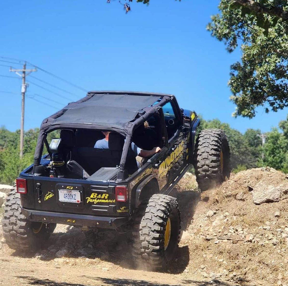 SpiderWebShade's tweet image. Elevate your Jeep game this weekend with a @spiderwebshade shadetop! 🙌 Whether you’re hitting the trails or cruising the beach, make sure your ride is ready for the adventures ahead! 😎 Order yours today! #spiderwebshade #shadebrigade #sundayfunday #dynatrac #bandrperformance