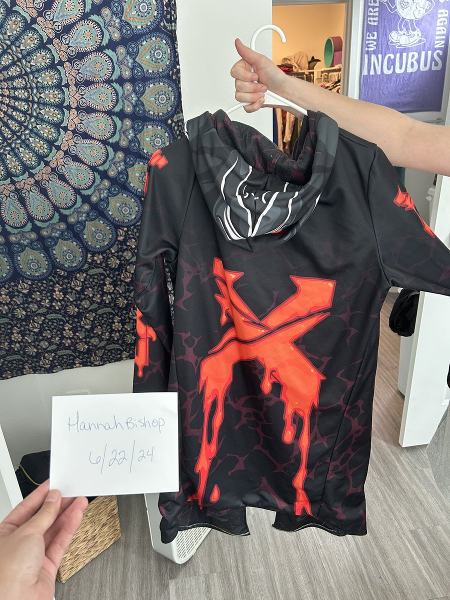 hannah_bishop3's tweet photo. Selling a scummy bears excision cloak size Medium and a Subtronics flag!!!! Shoot me some offers 😎 https://t.co/1vITcP1tg9