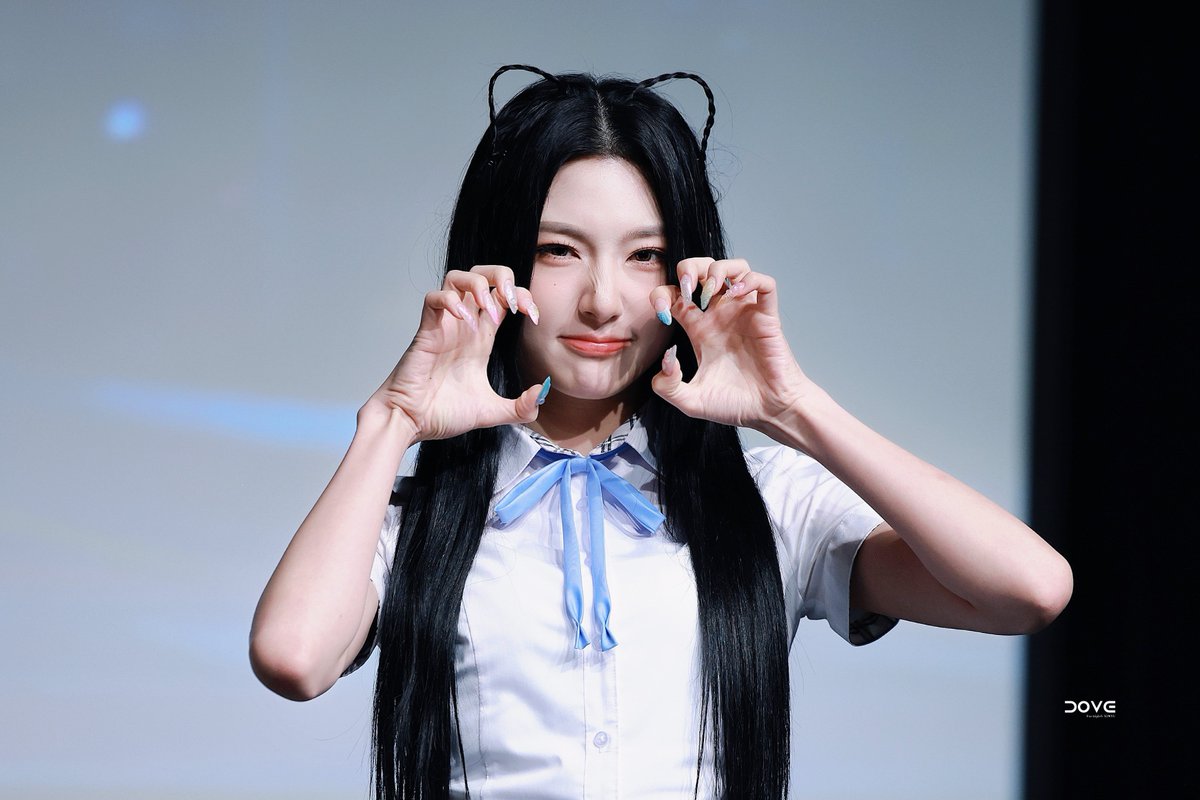 DOVE020525's tweet photo. 240623 팬싸
这是谁家的小猫，这么可爱？
哦，我家的，那没事了。😁
#周心语 #신위 #XINYU 
#tripleS #트리플에스 https://t.co/l4pmqfUFiO