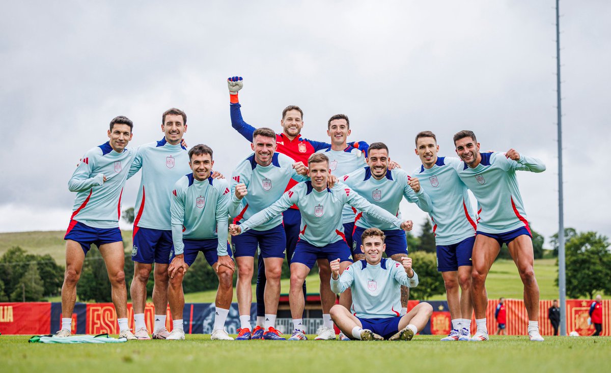 SpainEntire's tweet photo. ✊🏼 ¿Cómo se nos va olvidar la foto del 𝗲𝗾𝘂𝗶𝗽𝗼 𝗴𝗮𝗻𝗮𝗱𝗼𝗿?

#VamosEspaña | #EURO2024 https://t.co/6swumKrf3b