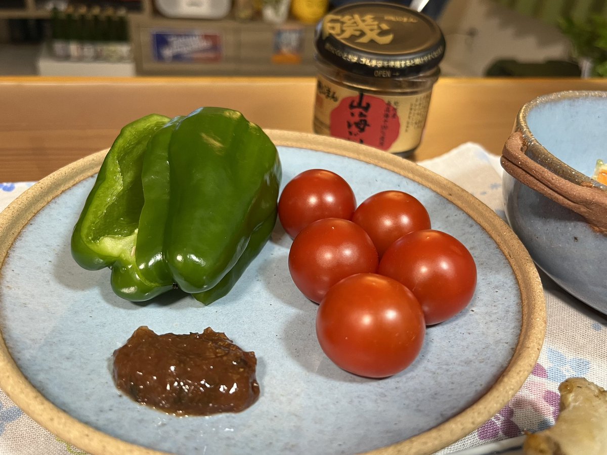 公休日前の晩酌 6/23 ①

#半額惣菜 祭り✨🌟⭐️💫

焼鳥、ゴーヤチャンプル、冷凍枝豆、
生ピーマンを #山海ぶし で🫑

土砂降りで湿度マックスやったから
山海ぶしの梅でさっぱりできた🤤❣️

そこにキリッと海童ロック❗️
エンドレスやわ🔁

#宅飲み #自宅居酒屋 #新光金属
#波佐見焼 #磯じまん #海童