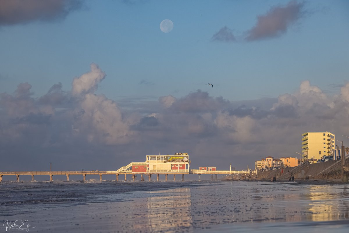 WatersEdgeDigi1's tweet photo. Good morning!
Various photos from this morning's sunrise.  Have a relaxing Sunday.
Galveston, TX

https://t.co/QwleAC47Jp

#watersedgedigitalphotography #galveston #galvestonisland #sunrise #sunrisephotography #sunriseoftheday #island #islandlife #islandliving #islandvibes #beach https://t.co/K6c9jbYXu5
