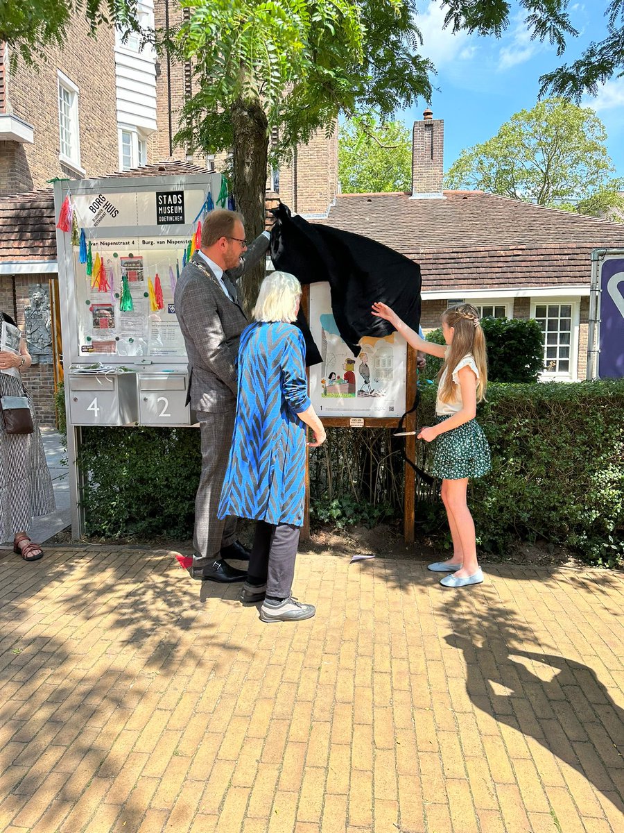 Opening stripverhaal “Bombardementen op Doetinchem” vanmiddag. 
Een route door de stad langs 14 frames (bladzijden)over het waargebeurde verhaal van Ans van As en Wim Scheerder die dit als kinderen meemaakten. 
@MarkBoumans @gemeenteDchem <a href="/lkkrdoetinchem/">Lekker. Doetinchem</a> <a href="/provgelderland/">Provincie Gelderland</a>