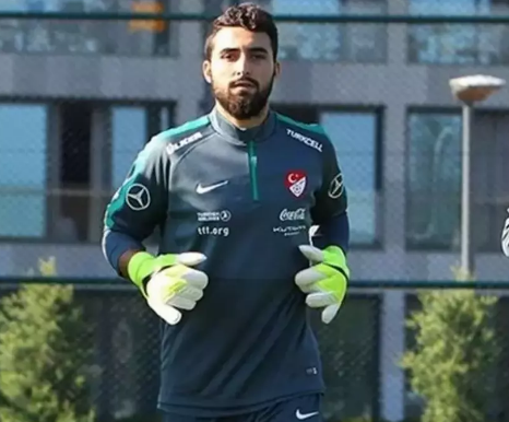 BatigolBjk's tweet photo. Hayrullah Mert Akyüz'ü hatırlayanınız var mı ?

EURO 2016 elemelerinde bütün maçlara çağrılan Fatih Terim'in gözdesi olarak gazetelere manşet edilen arkadaşımıza tekrardan bir bakalım. https://t.co/KQ6ImlphtE