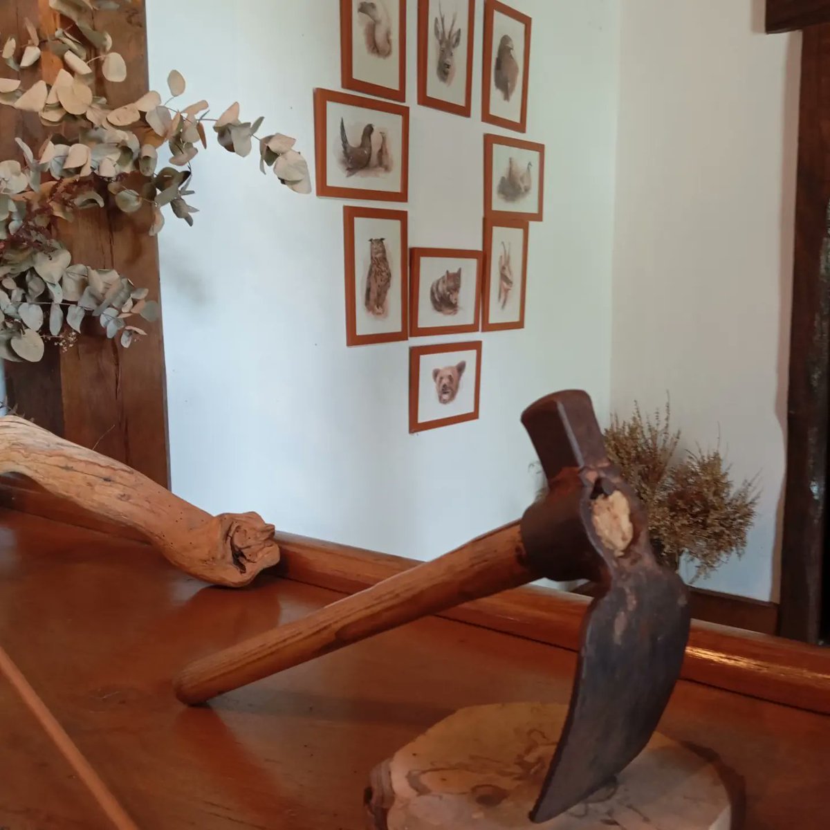 CastilloArgueso's tweet photo. Sin duda, la madera es lo más admirado y quizás lo que más sorprenda a los visitantes que vienen intrigados por el precioso castillo que tenemos.
Más info: 942779632 /castillodeargueso.com
#castillodeargüeso #campoodesuso #trabajoartesanal #azuela #turismocantabria #sobaler https://t.co/wYcAOzACOr