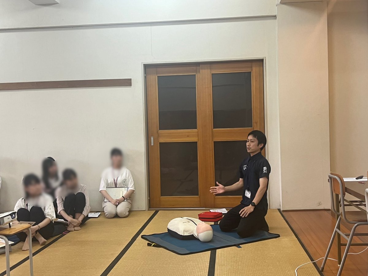 chukyoAT's tweet photo. 【高大連携事業】
高校の教員対象に一次救命処置の講習会を実施しました！

今年で3年目の取組ですが、教員と1年生が毎年実習を行うシステムを確立したため、本校では関係者全員に実習機会を提供できています。
一歩ずつですが、学校安全も充実してきています！

#中京大中京
#中京大学 
#一次救命処置 https://t.co/hClVY2NlfZ