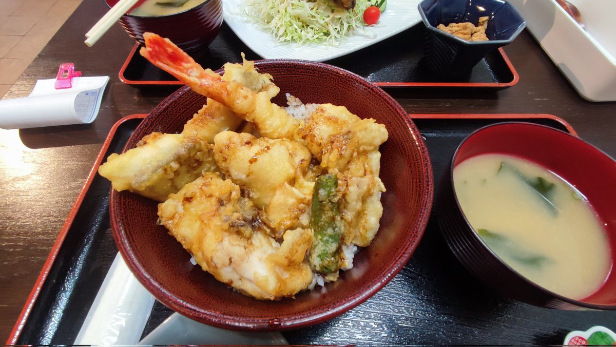 海鮮丼ってこんなに美味しかったっけ？ホタテと魚が最高でした！