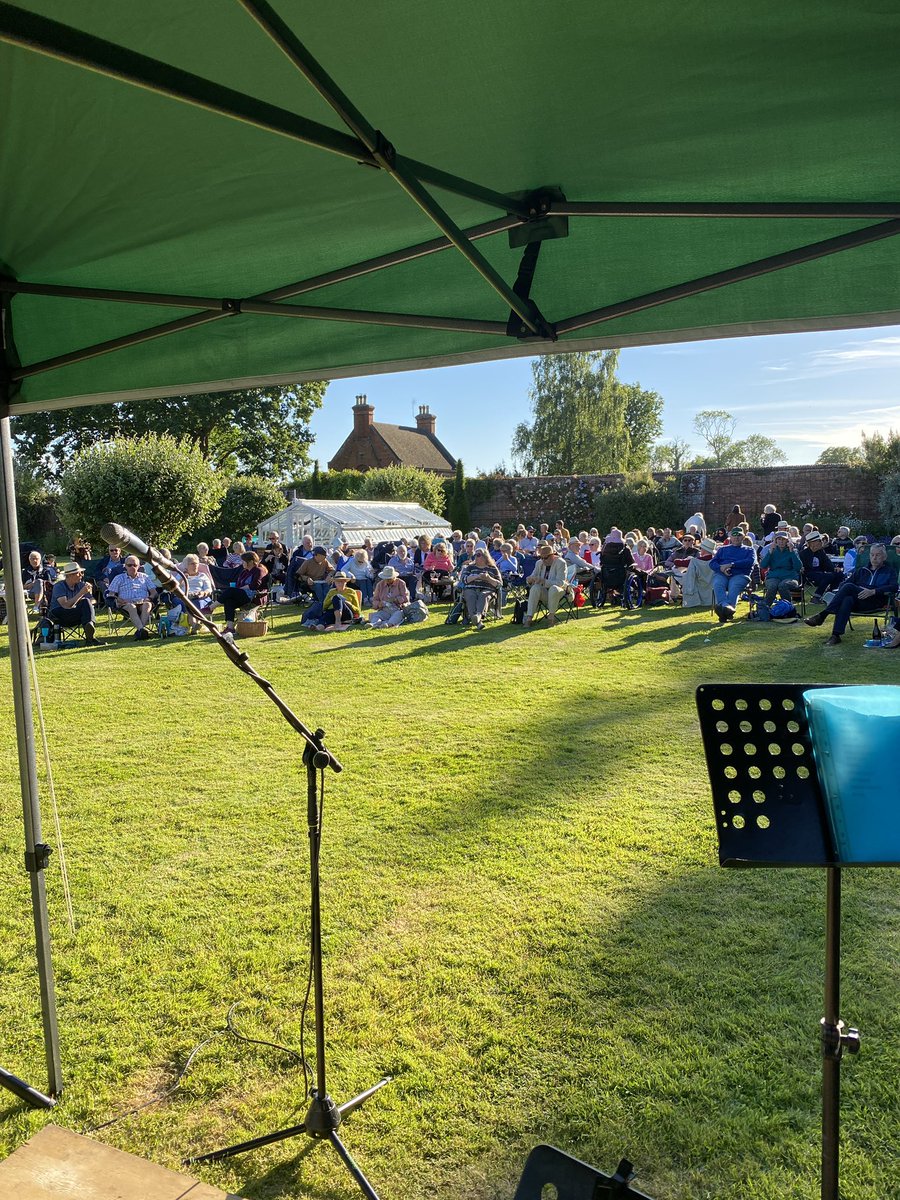 MetroVipers's tweet photo. A fabulous evening entertaining a sell-out audience at glorious @Godinton the weather was great too! 

#swingjazz #gypsyjazz #godintonhouseandgardens #samaritans #acousticguitar #doublebass #saxophone #clarinet #vocals #summer https://t.co/NNJSEIoRrf