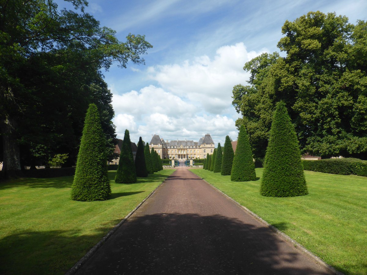 CachauPhilippe's tweet image. Propriété du 3e duc de #Lesdiguières au XVIIe, du comte de #Drée au XVIIIe et des #Croÿ au XXe siècle, le #châteaudeDrée est le + beau et le + impressionnant du #Charolais. Restauré et remeublé avec goût à compter de 1995 par Ghislain Prouvost, pdg du Groupe #Prouvost.