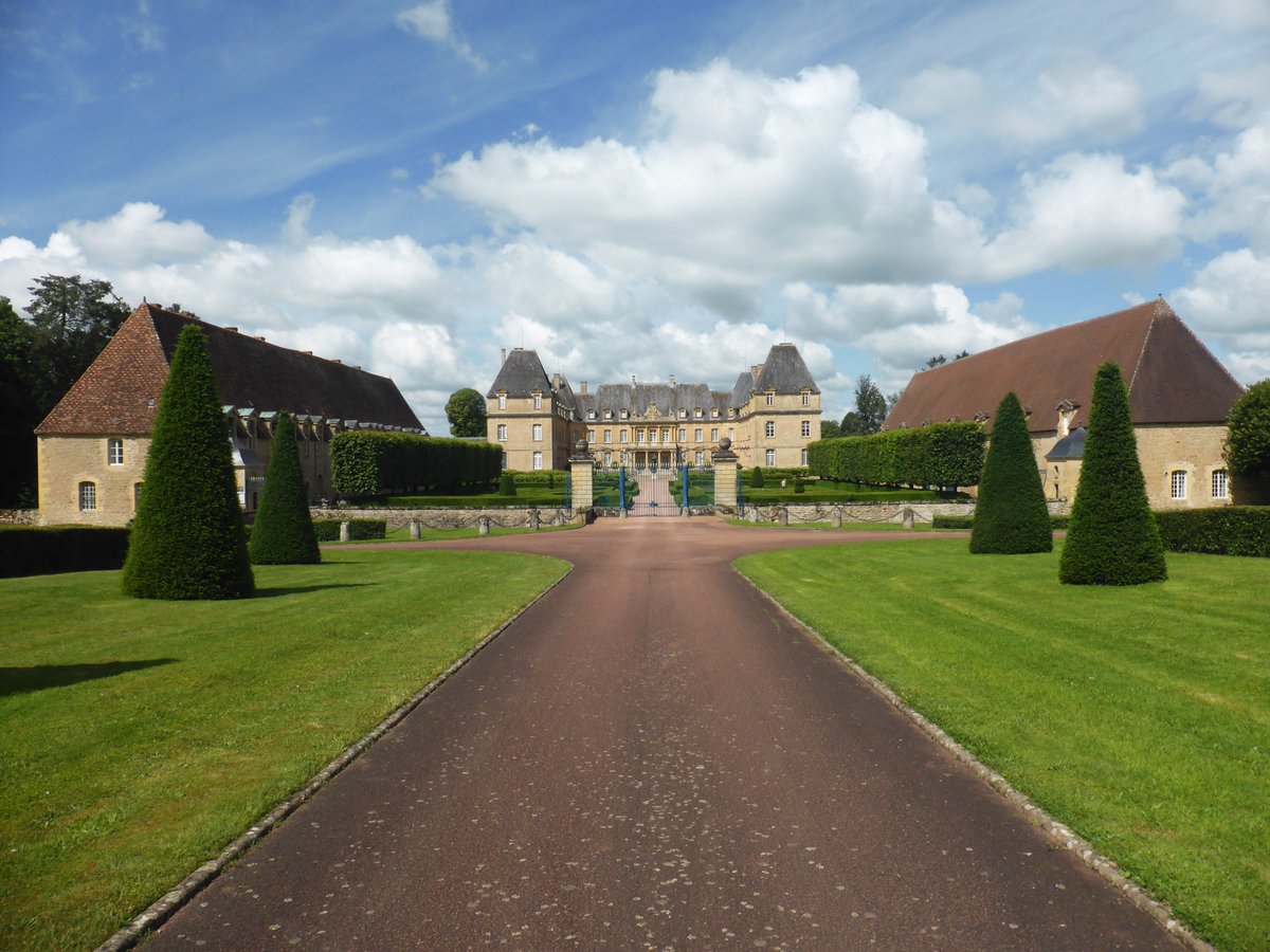 CachauPhilippe's tweet image. Propriété du 3e duc de #Lesdiguières au XVIIe, du comte de #Drée au XVIIIe et des #Croÿ au XXe siècle, le #châteaudeDrée est le + beau et le + impressionnant du #Charolais. Restauré et remeublé avec goût à compter de 1995 par Ghislain Prouvost, pdg du Groupe #Prouvost.