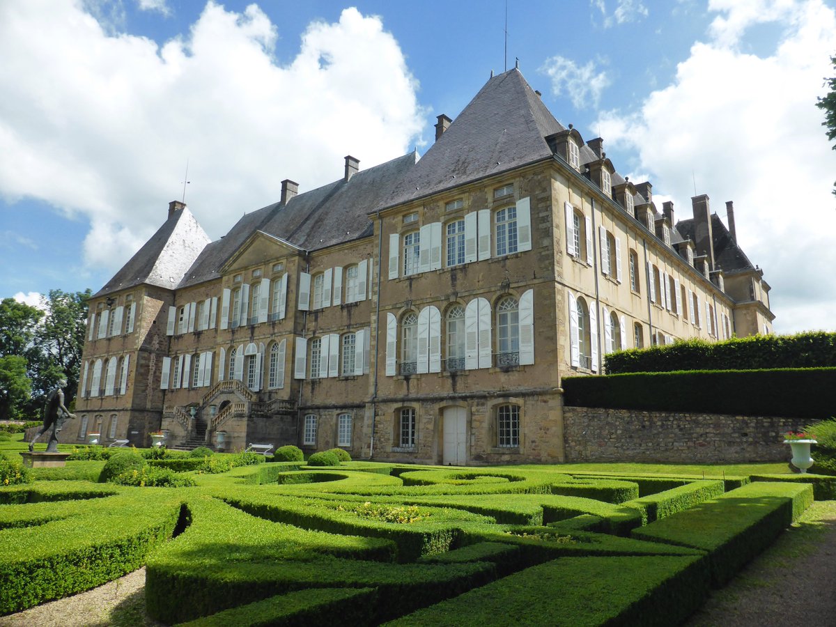 CachauPhilippe's tweet image. Propriété du 3e duc de #Lesdiguières au XVIIe, du comte de #Drée au XVIIIe et des #Croÿ au XXe siècle, le #châteaudeDrée est le + beau et le + impressionnant du #Charolais. Restauré et remeublé avec goût à compter de 1995 par Ghislain Prouvost, pdg du Groupe #Prouvost.
