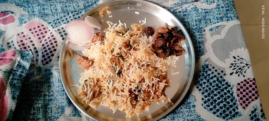 thojasgambheera's tweet photo. Menu when a friend is coming to home 
Dum 🐔 biryani &amp; Spicy 🐐 roast 😋😋
By your's truly 

#Sundayspl https://t.co/iTlAFJQYYz