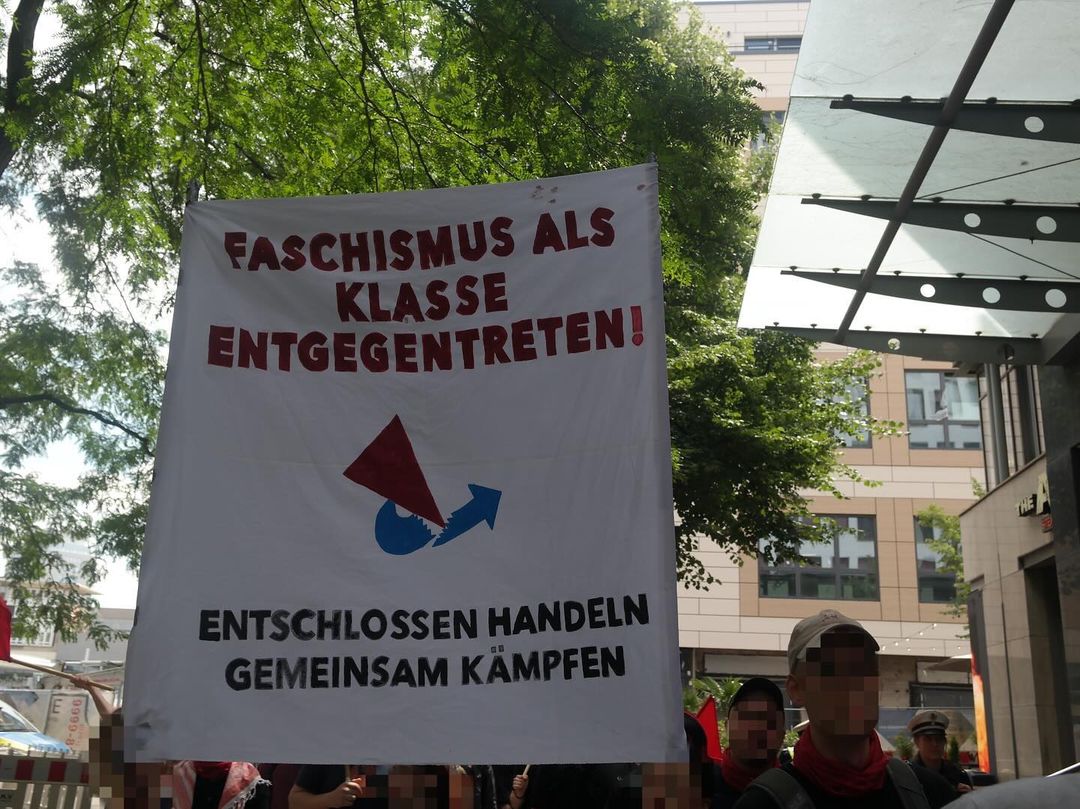 komaufbau's tweet image. Eine Woche vor dem #NoAfd Bundesparteitag stimmten wir uns in #Essen vor der Grugahalle bereits auf die Proteste ein. Nächste Woche kommen wir zu zehntausenden wieder! #E2906 #widersetzen #klssenkampf #antifa #fightafd