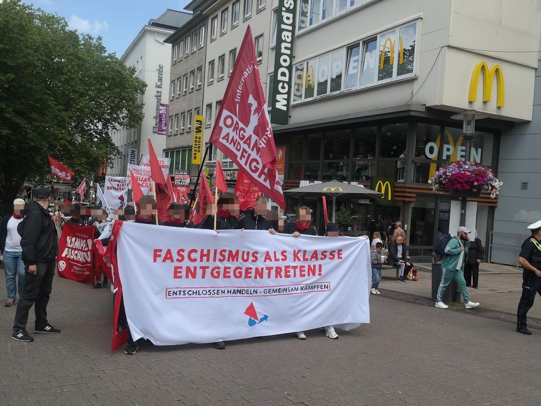 komaufbau's tweet image. Eine Woche vor dem #NoAfd Bundesparteitag stimmten wir uns in #Essen vor der Grugahalle bereits auf die Proteste ein. Nächste Woche kommen wir zu zehntausenden wieder! #E2906 #widersetzen #klssenkampf #antifa #fightafd