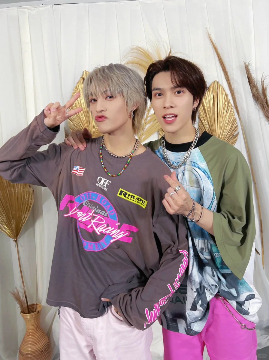 doiekunkun's tweet photo. 240623 #WayV Xiaohongshu
Passing by but rooted to the spot no less than 30 seconds, heard this is called
#VPamineOutfit #MachoPink #EnteredSummerInASecond #TropicalSunshineBoys #HealingSmile
Challenge catching handsome guys to take pics backstage after performance💯times (9/100) https://t.co/KepeAokBPX