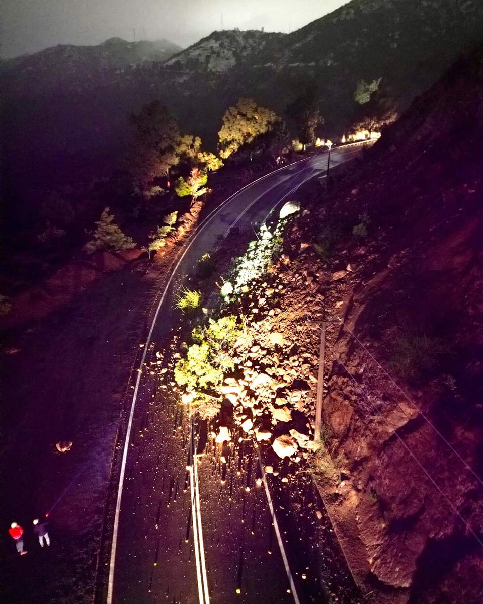 DJ_WALTER's tweet photo. 06:30Hrs. Se mantiene suspendida la Carretera El Cobre Km 18, por deslizamiento de tierra.
Carabineros y Seguridad municipal se encuentran en cruce Guindal y a su vez variante Coya desviando a los vehículos.
Transitar por Ruta del Ácido.
📸 #RedOhiggins https://t.co/uG2ZwfUJi5