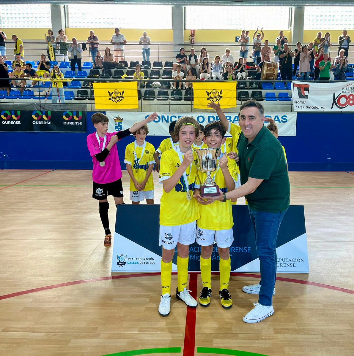 DeputacionOU's tweet image. Parabéns ao Academia Futsal, gañador da Copa Deputación de fútbol sala en categoría infantil. Foi unha gran final fronte ao subcampión Pizarras los tres Cuñados f.s.
Á entrega de premios acudiu o deputado provincial @pumarjorge