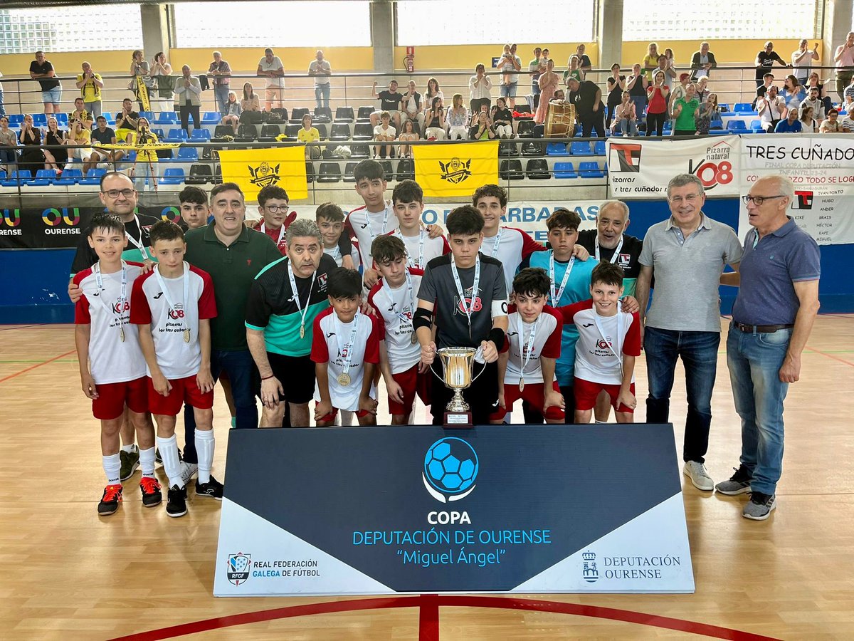DeputacionOU's tweet image. Parabéns ao Academia Futsal, gañador da Copa Deputación de fútbol sala en categoría infantil. Foi unha gran final fronte ao subcampión Pizarras los tres Cuñados f.s.
Á entrega de premios acudiu o deputado provincial @pumarjorge