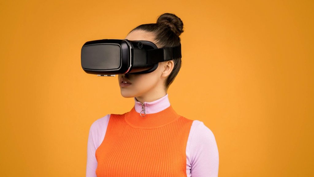 La tecnología inmersiva: su evolución y aplicaciones. telefonica.com/es/sala-comuni… vía <a href="/Telefonica/">Telefónica</a> #VR #AR