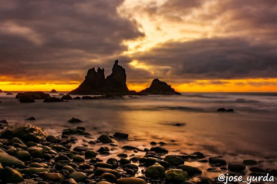 Uno de esos atardeceres que ❤ 
Playa de Benijo, Tenerife

📸Jose_yurda

#vendevisitaatenerife #islascanarias #tulugardeescape #tenerife