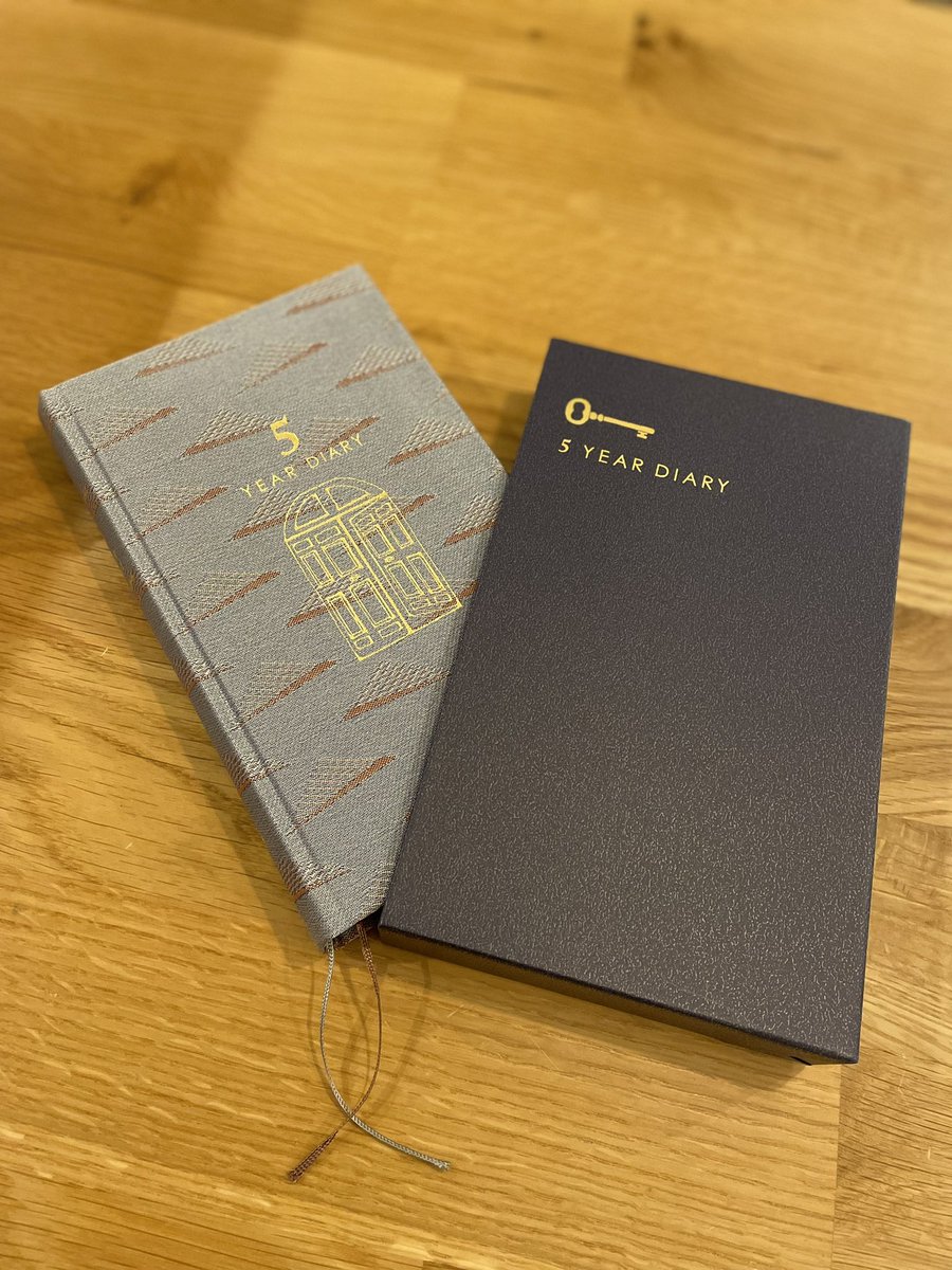 去年、息子がどんな言葉を発していたのか忘れてしまっていて、かわいい息子の成長キロクを残しておきたいと思い、5年日記を始めた📓幼児期の成長を残します。あえてアナログなのが良いのだ。