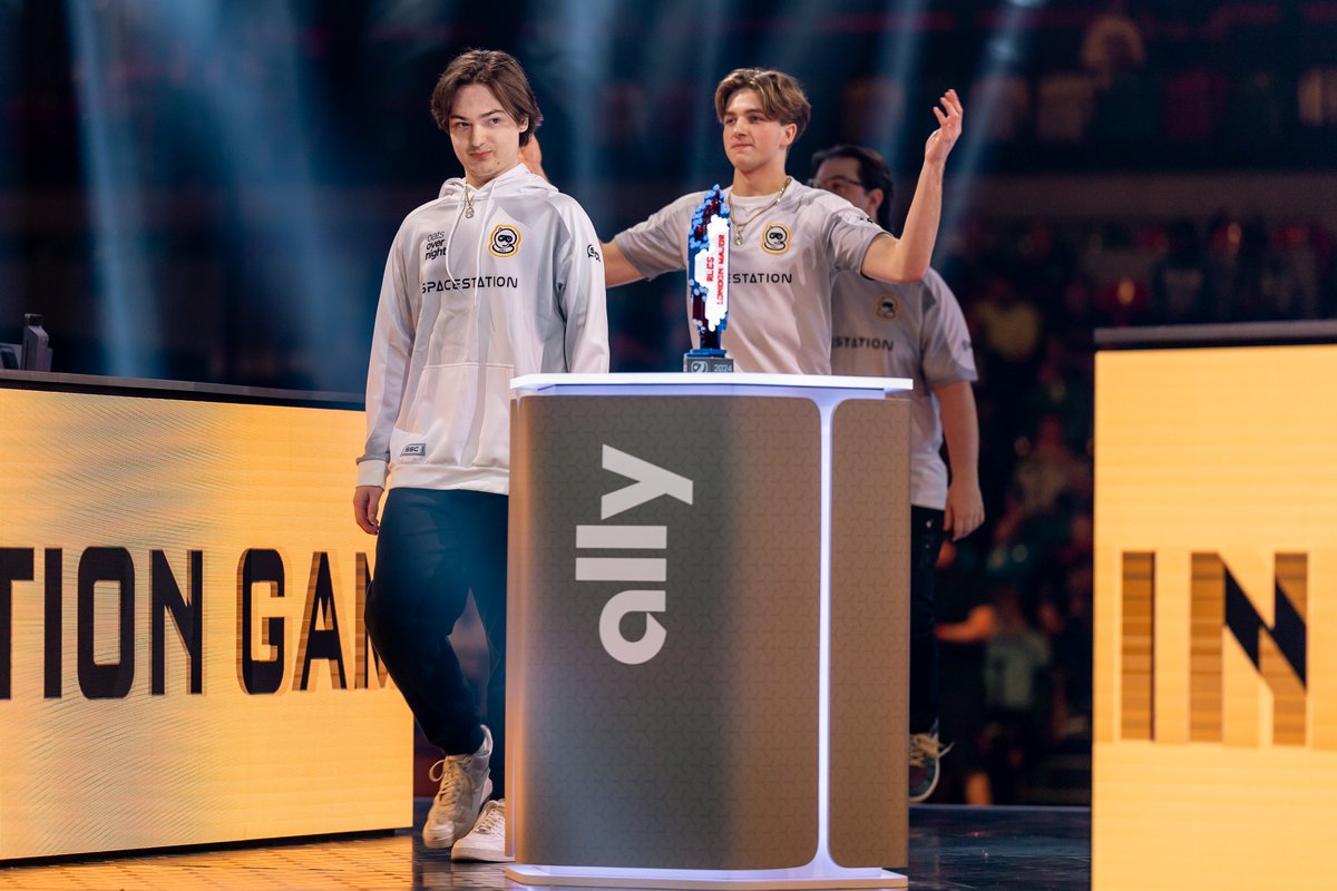 ✍️ MORE SIGNING SESSIONS ✍️

Championship Sunday of the #RLCS London Major will have another couple of signing sessions at the Copper Box!

17:00-17:45 BST: <a href="/GenG/">Gen.G Esports</a> 
18:30-19:15 BST: <a href="/Spacestation/">Spacestation Gaming</a>