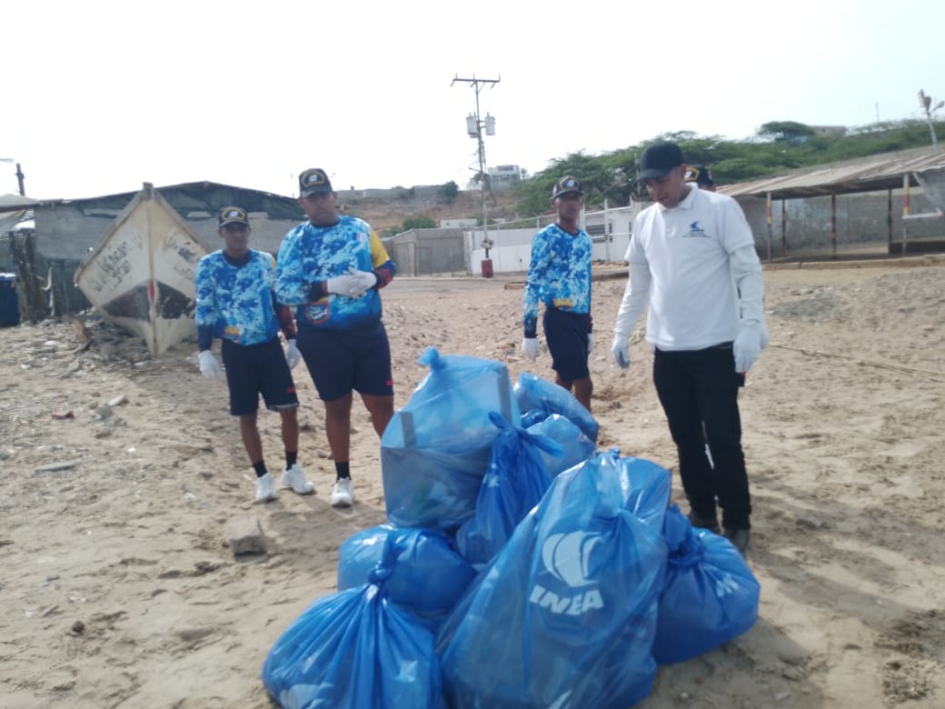 captolaspiedras's tweet photo. El @inea_venezuela a través de @captolaspiedras realizó Jornada de Saneamiento Ambiental a la  Playa El Castillito, Mcpo. Carirubana, cantidad de material sólido recogido 50 bolsas, en un área en metros lineales saneadas 1 km. https://t.co/xfPbXOvC5C