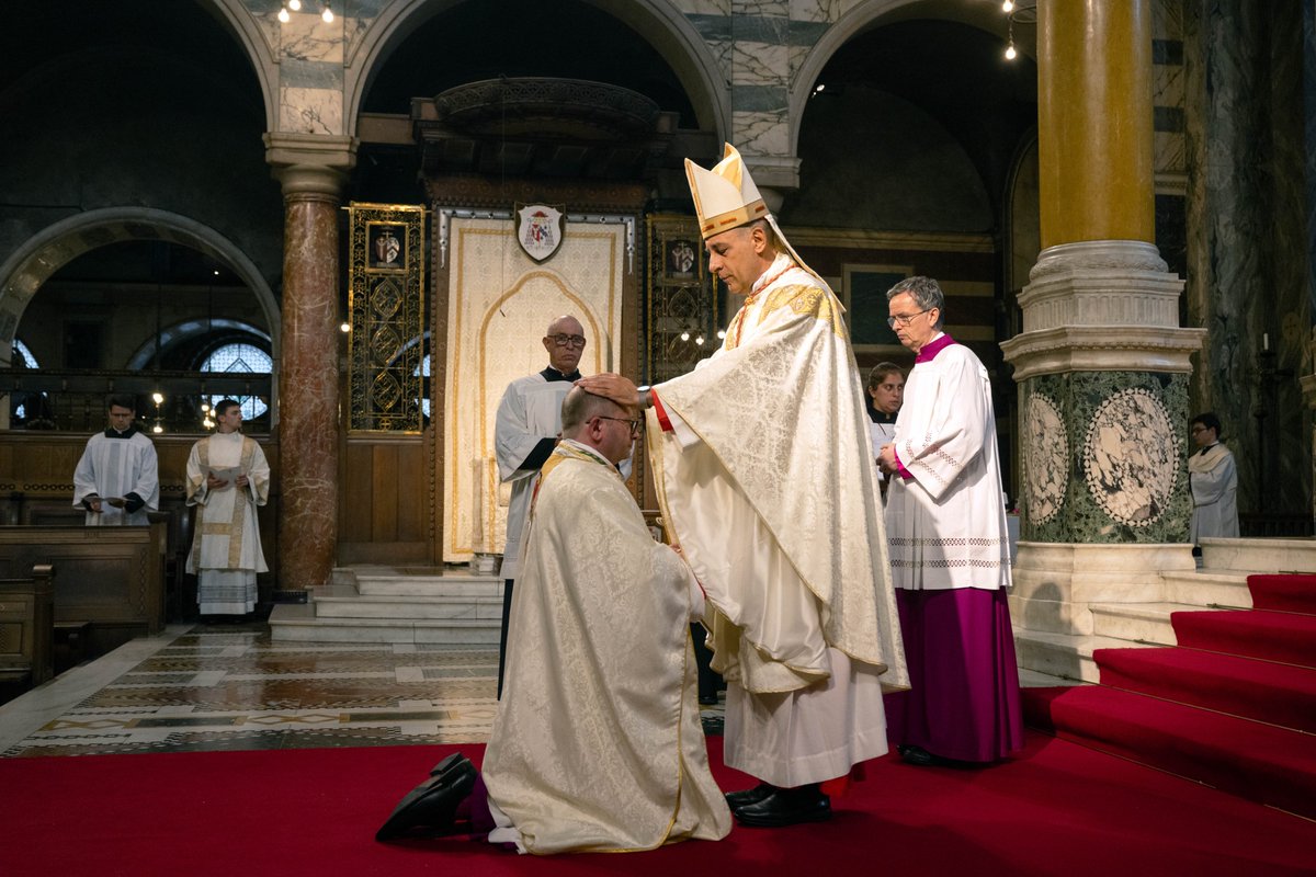 Ex sacerdote anglicano, ahora Obispo católico

En Westminster (Londres) ordené Obispo a Mons. Waller, ex anglicano.
Guiará como Obispo a la comunidad de ex anglicanos en Inglaterra. La Iglesia Católica se enriquece acogiendo riquezas del anglicanismo y así recibe un nuevo rostro.