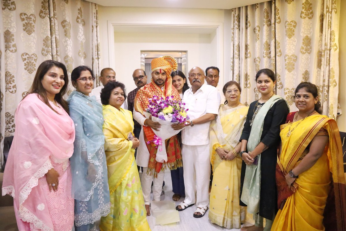 AwadePrakash's tweet photo. नुकताच पार पडलेल्या लोकसभा निवडणुकीत हातकणंगले लोकसभा मतदार संघातून विजयी झालेले खासदार धैर्यशील माने यांनी इचलकरंजी येथील माझ्या इंदुकला निवासस्थानी सदिच्छा यांनी भेट दिली. https://t.co/KJiGBfC0Pj