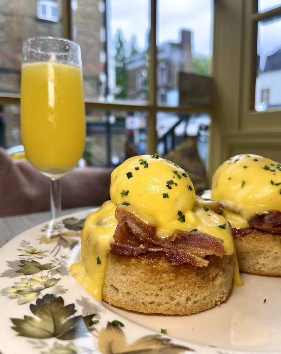 Toasted muffin, poached eggs, brown butter hollandaise with hardwood smoked bacon, what's not to like? 😍😍😍

Tag someone who loves egg bennies🍳

#eggbreak #nottinghill #eggs #eggsbenedict #eggseggseggs  #londonbrunch