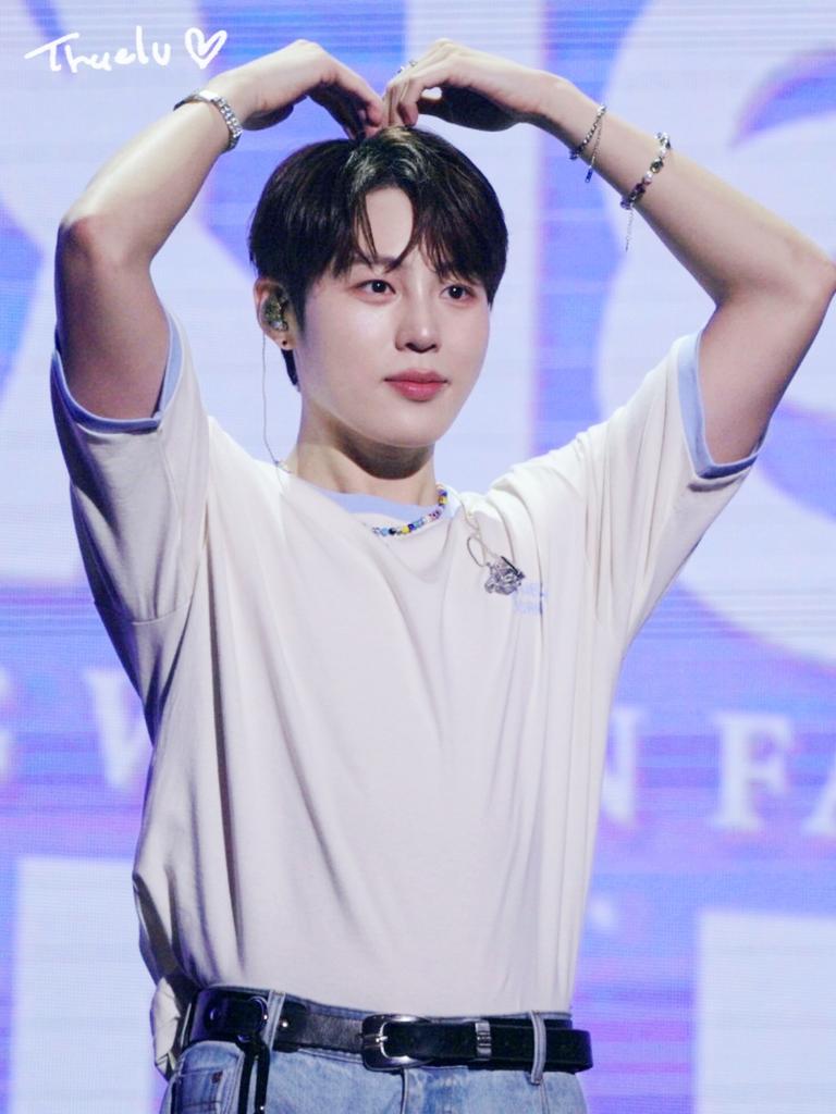 240623 하성운 팬미팅 day 2
 
하늘에게  
다 해주고 싶어 하는 진심이 너무 느껴져 감동 받아 울컥한 오늘..

#하성운
#HASUNGWOON
#ハソンウン
#河成云 
<a href="/gooreumseng/">하성운</a>