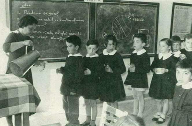 MİLLİ HAFIZA (@milli_hafiza) on Twitter photo Yıl 1955 İstanbul..
1947 Yılında İmzalanan Amerikan Marshall Yardımı Olan, Sulandırılmış Süt Tozlarını İçmek İçin İlkokul Öğrencileri Sırada..
O Günlerde Yaşanmış Mehmet Beyin Anısı.. 
"1960'da İlkokula gidiyordum.
Öğretmenimiz süt tozu paketleri dağıttı;
Abd'den yardım olarak Yıl 1955 İstanbul..
1947 Yılında İmzalanan Amerikan Marshall Yardımı Olan, Sulandırılmış Süt Tozlarını İçmek İçin İlkokul Öğrencileri Sırada..
O Günlerde Yaşanmış Mehmet Beyin Anısı.. 
"1960'da İlkokula gidiyordum.
Öğretmenimiz süt tozu paketleri dağıttı;
Abd'den yardım olarak